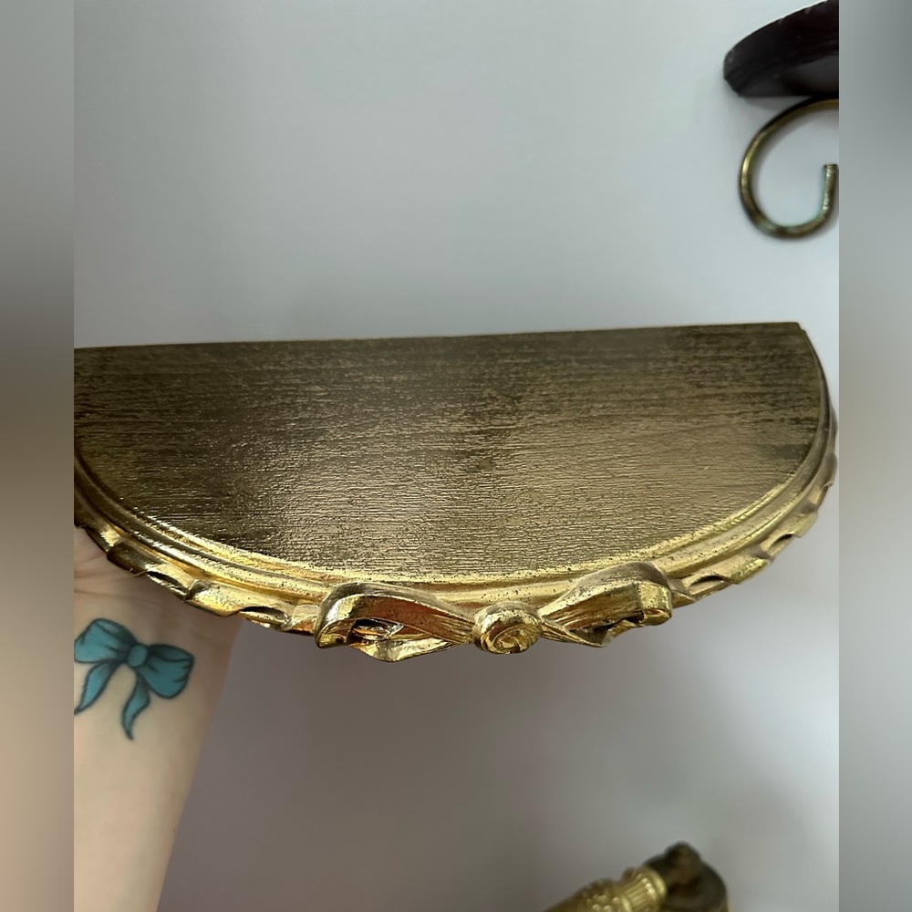 Vintage Fan Rose Metallic Gold Plastic Shelf - Picture 2 of 3